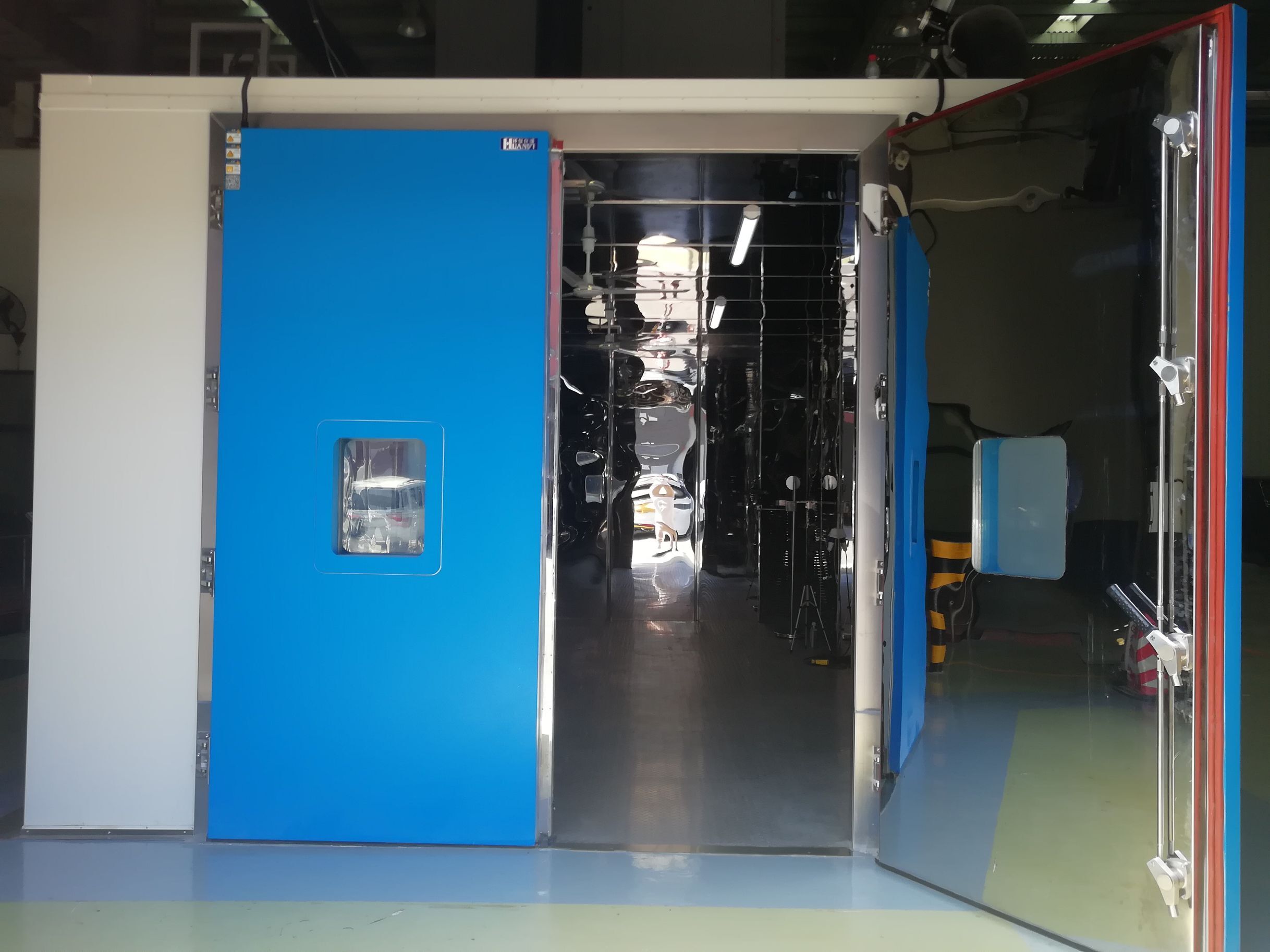 整車車內(nèi)VOC環(huán)境檢測(cè)艙大門(mén) 整車車內(nèi)VOC環(huán)境檢測(cè)艙大門(mén)